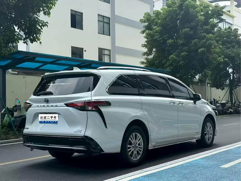 Toyota Sienna — фото 5