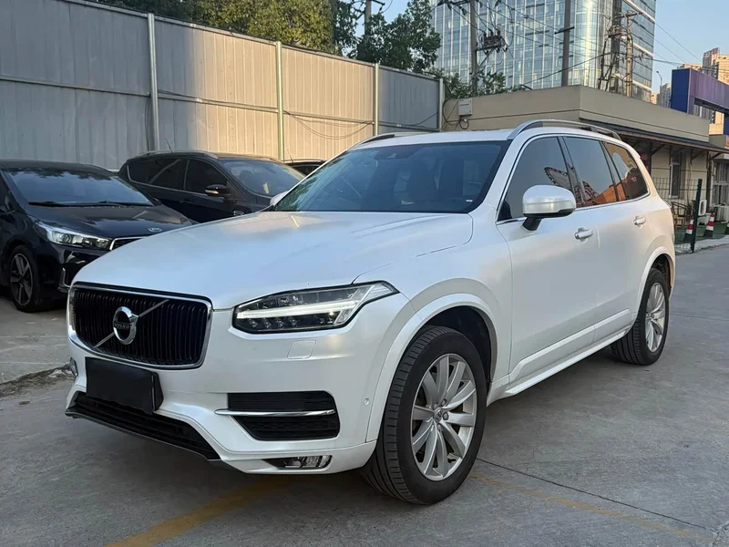 Volvo XC90 — фото 1