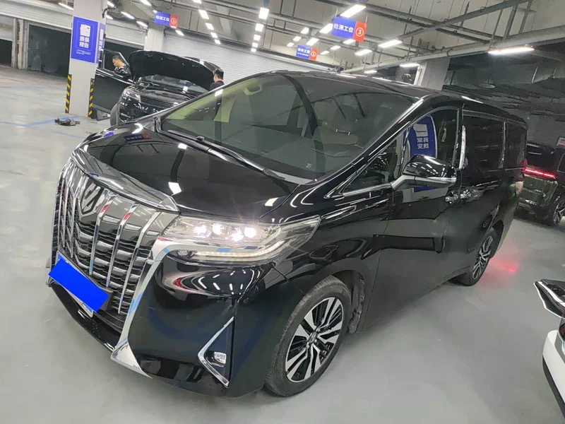 Toyota Alphard — фото 1