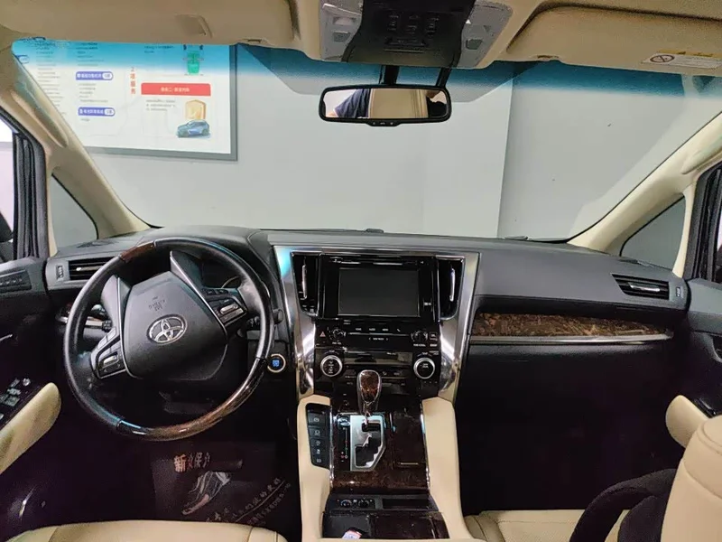 Toyota Alphard — фото 5