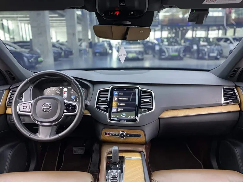 Volvo XC90 — фото 14