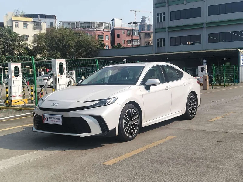 Toyota Camry — фото 1
