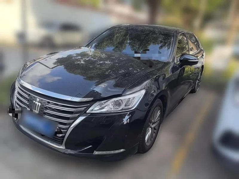Toyota Crown — фото 1