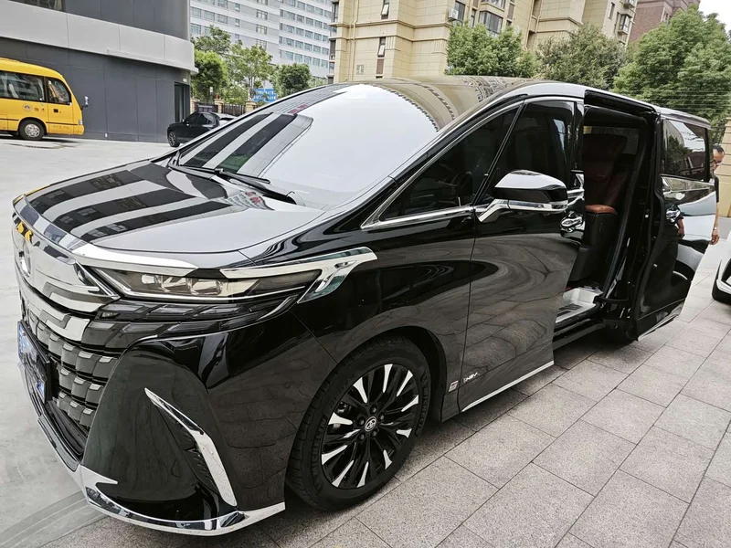 Toyota Alphard — фото 1
