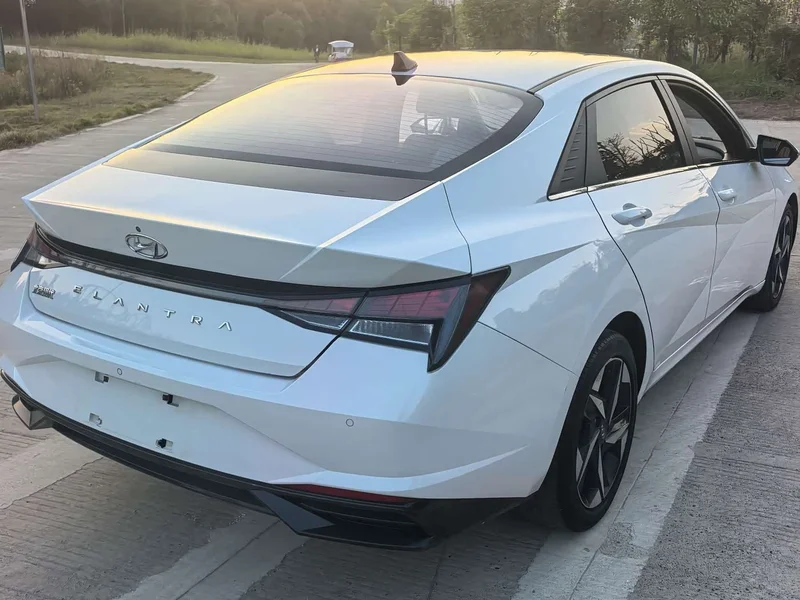 Hyundai Elantra — фото 14