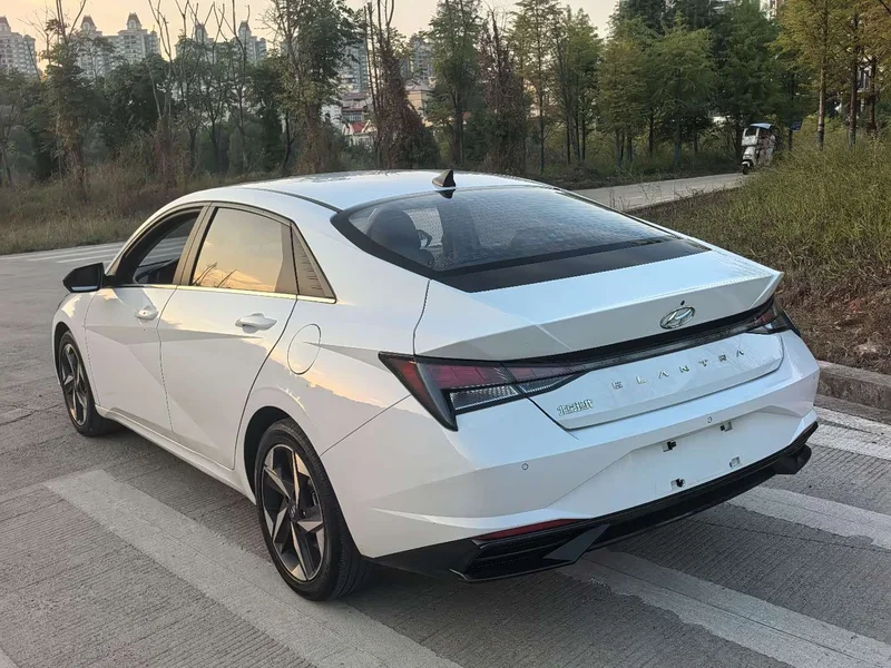 Hyundai Elantra — фото 17