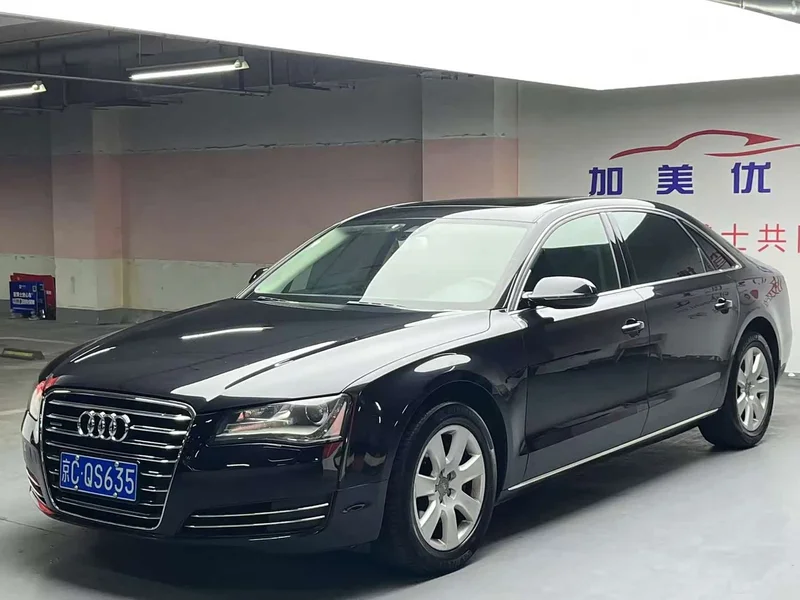 Audi A8 — фото 1