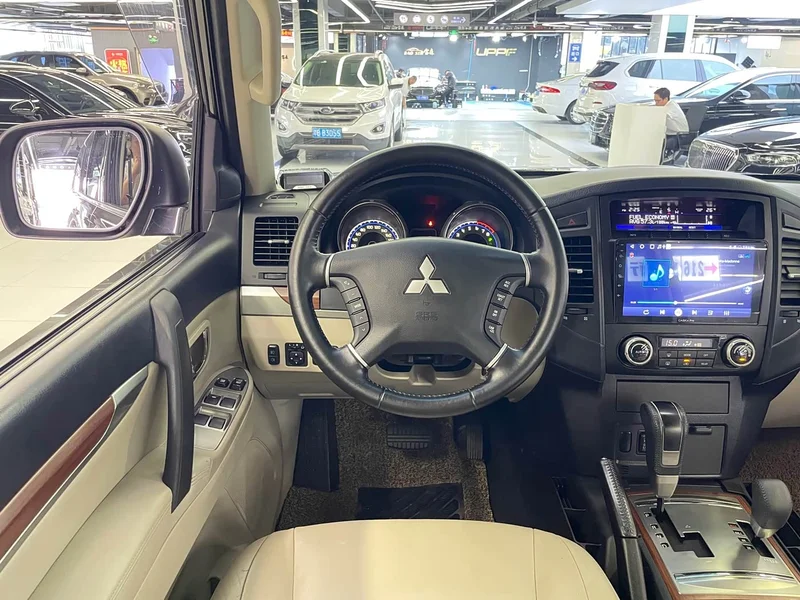 Mitsubishi Pajero (Imported) — фото 12