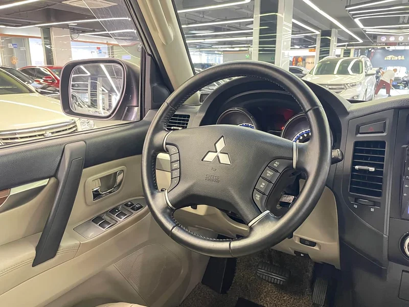 Mitsubishi Pajero (Imported) — фото 13