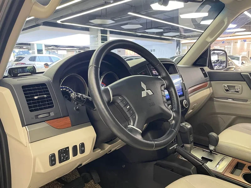 Mitsubishi Pajero (Imported) — фото 14