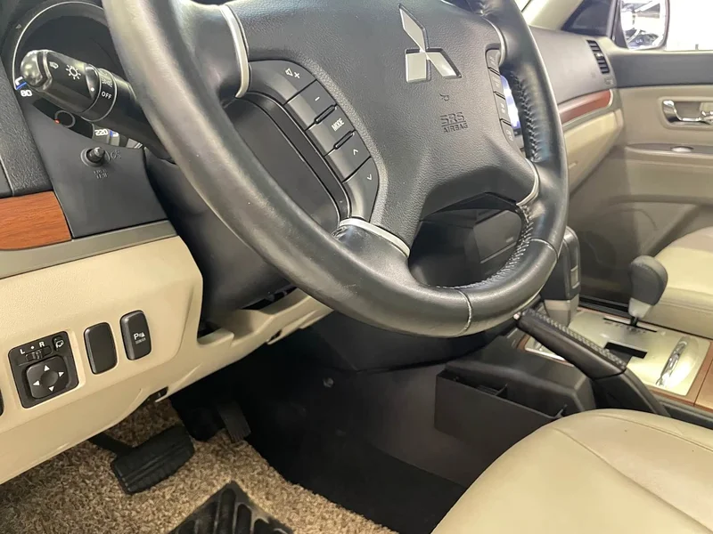 Mitsubishi Pajero (Imported) — фото 16