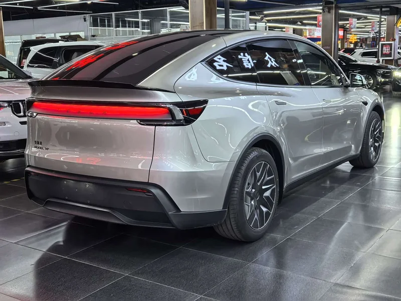 Tesla Model Y — фото 3