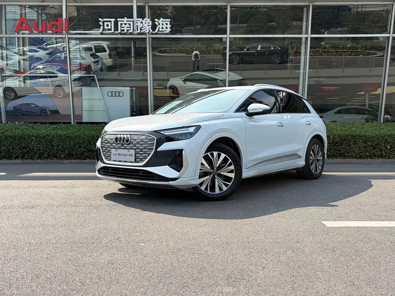 Audi Q4 e-tron — фото 1