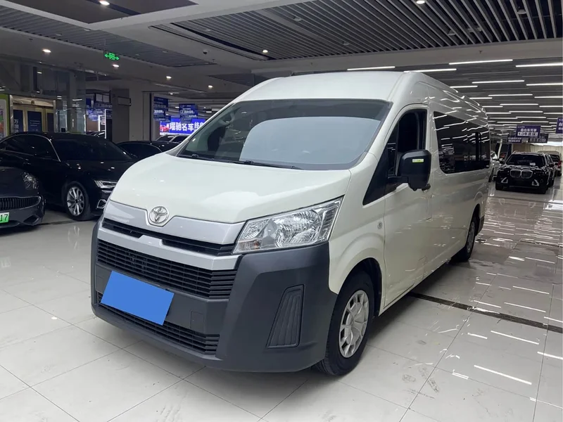 Toyota HiAce — фото 1