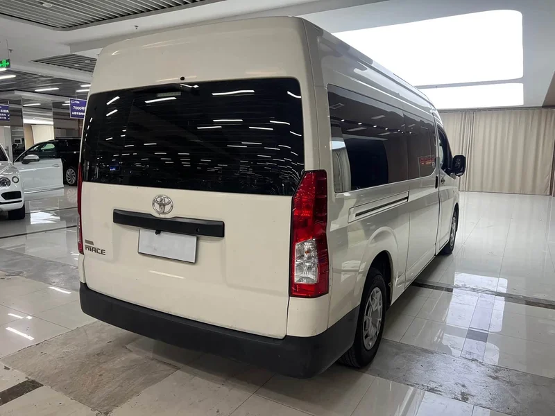 Toyota HiAce — фото 11