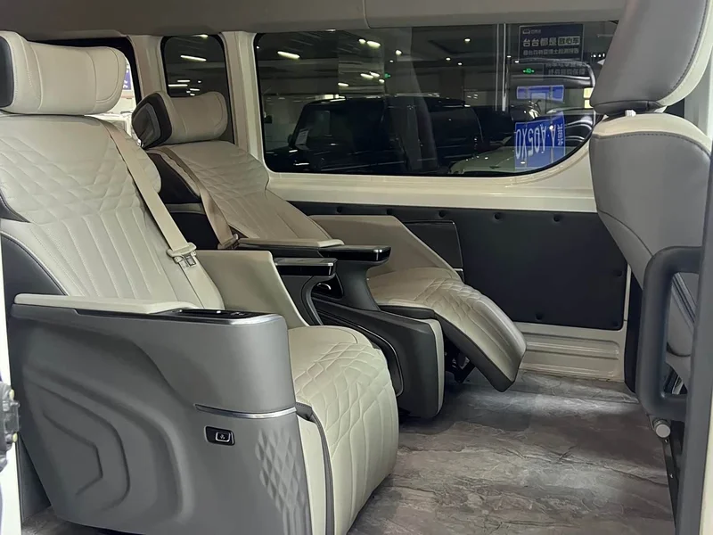 Toyota HiAce — фото 6