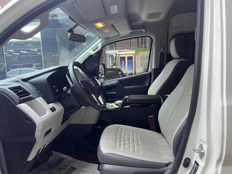 Toyota HiAce — фото 7