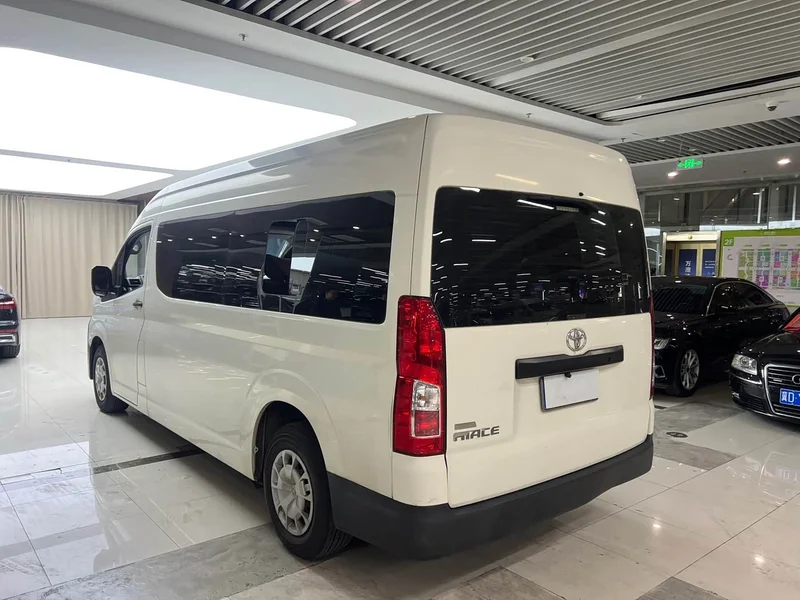 Toyota HiAce — фото 9