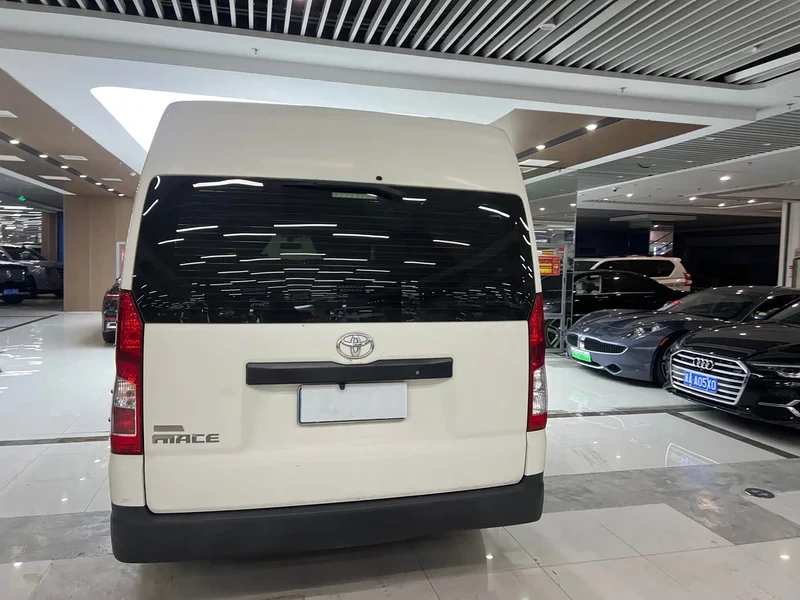 Toyota HiAce — фото 10