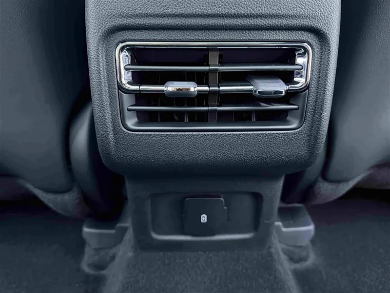 Jeep Renegade — фото 15