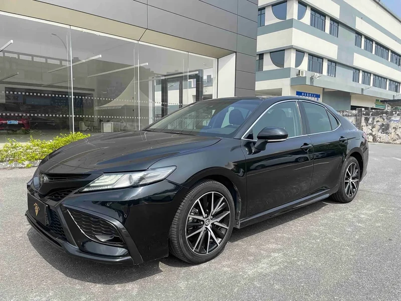 Toyota Camry — фото 1