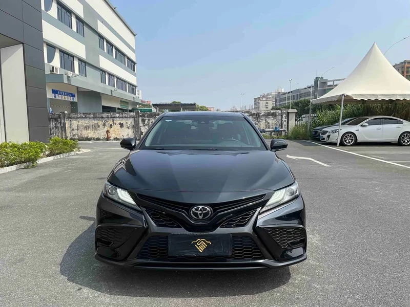 Toyota Camry — фото 2