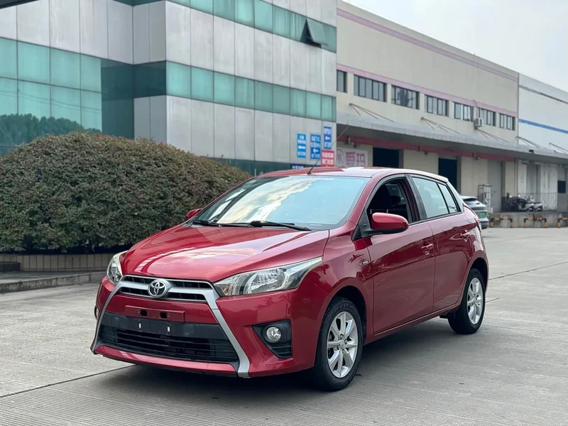 Toyota Yaris L — фото 1