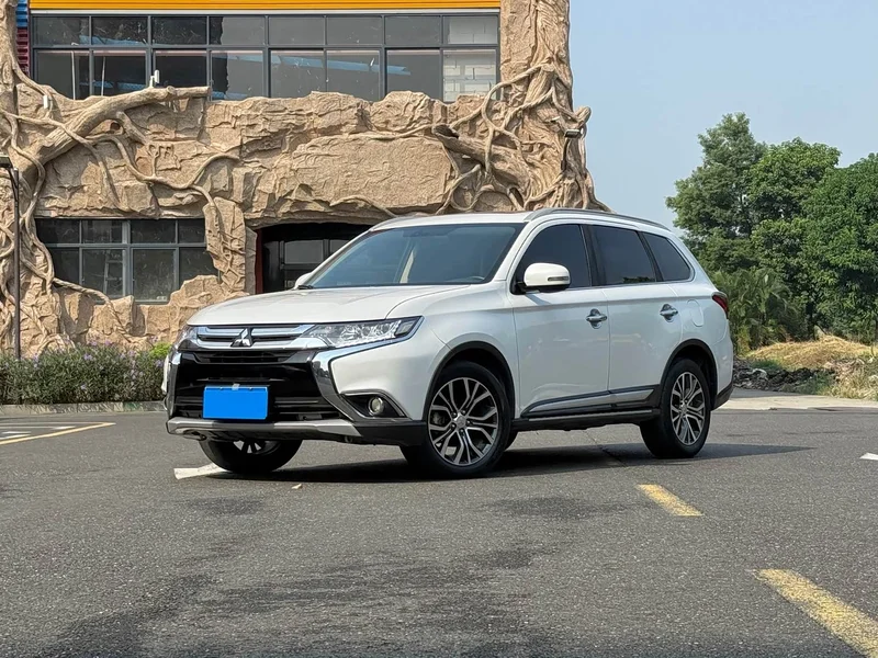 Mitsubishi Outlander — фото 1