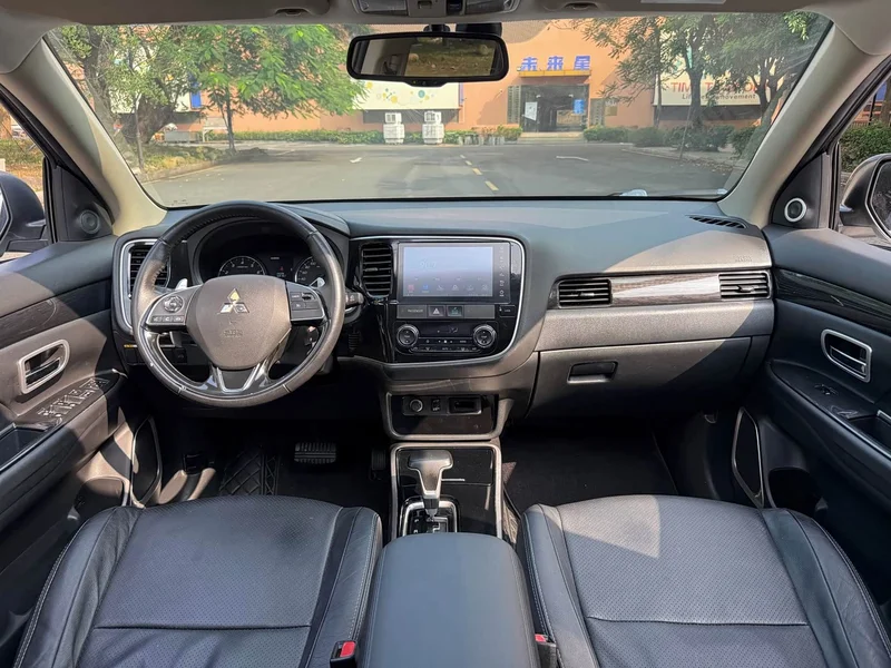 Mitsubishi Outlander — фото 12