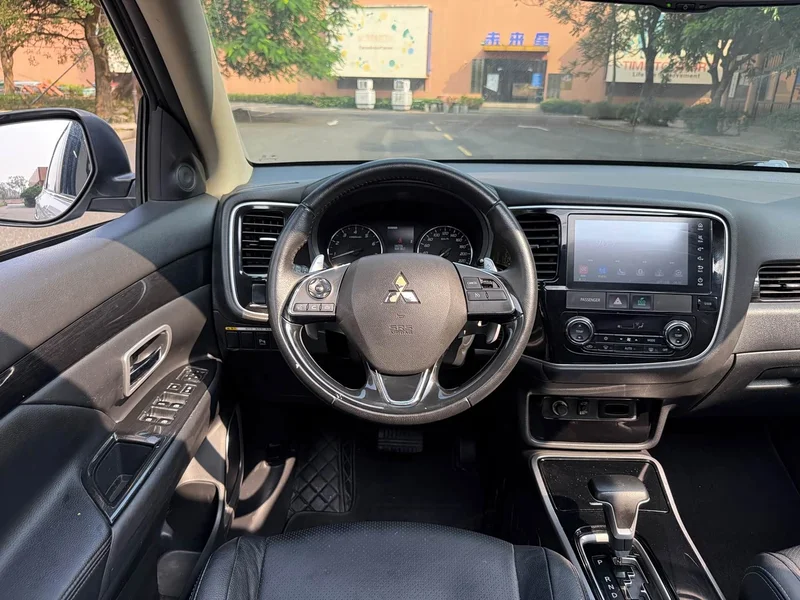 Mitsubishi Outlander — фото 14