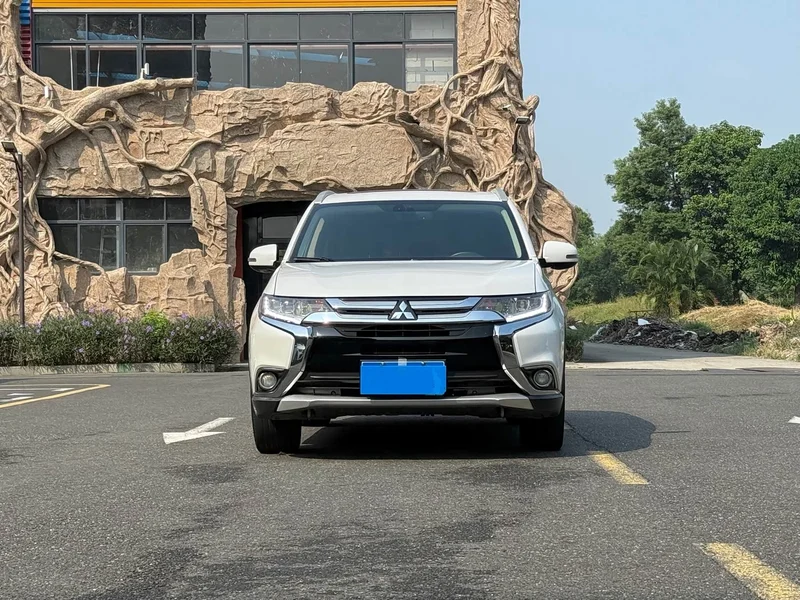 Mitsubishi Outlander — фото 2