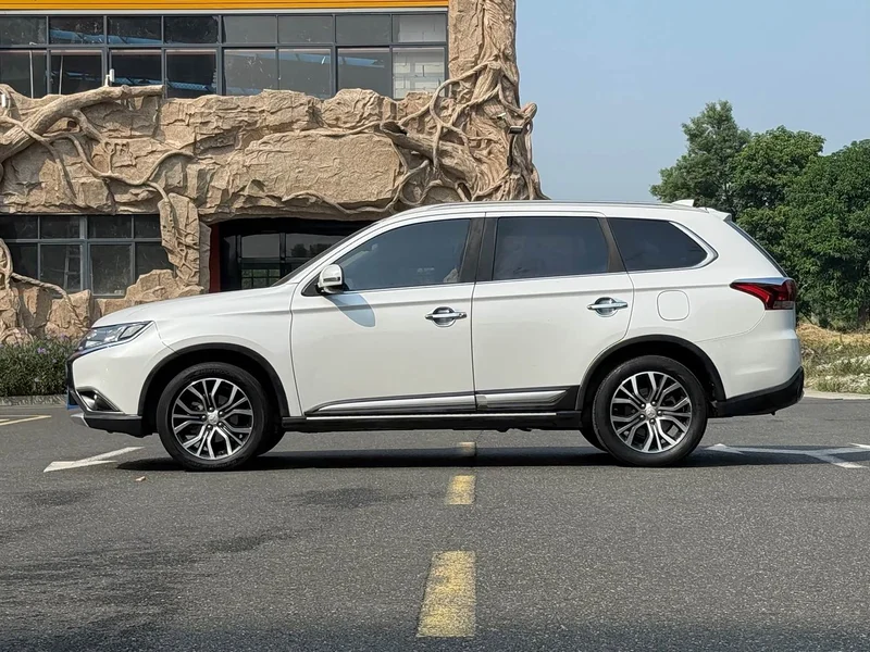 Mitsubishi Outlander — фото 3