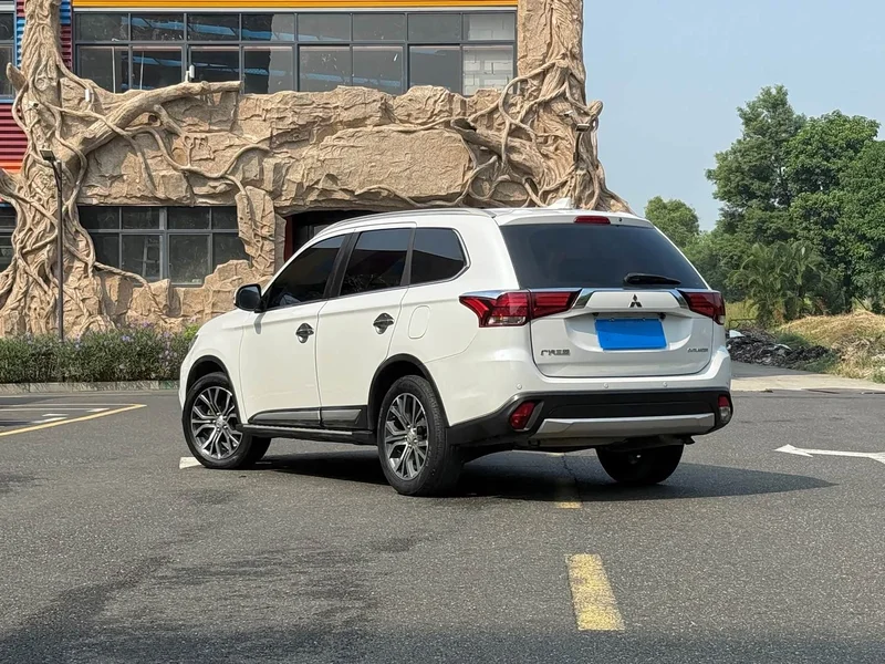 Mitsubishi Outlander — фото 4