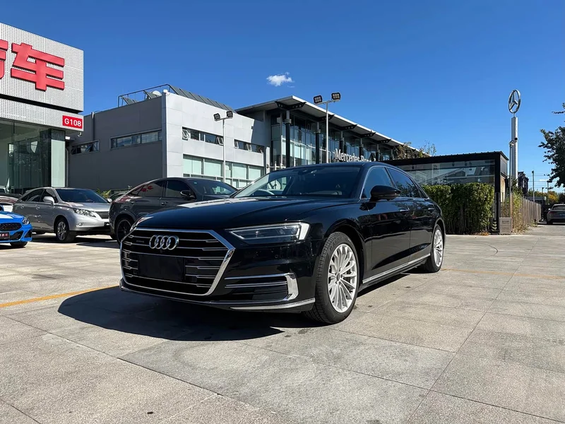 Audi A8 — фото 1