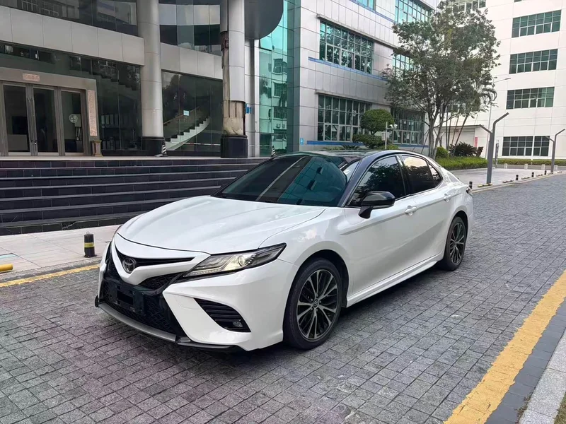 Toyota Camry — фото 1