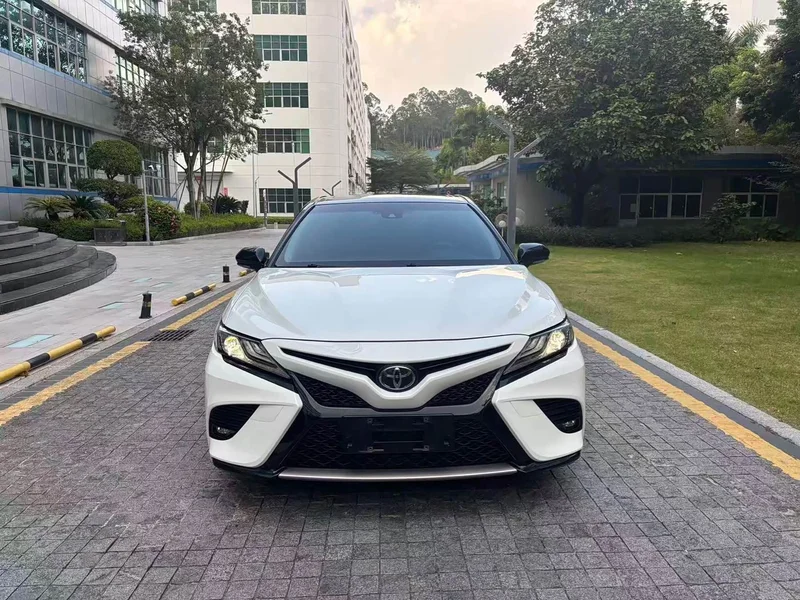 Toyota Camry — фото 2