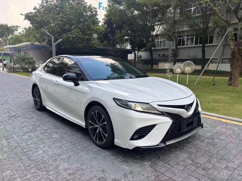 Toyota Camry — фото 3