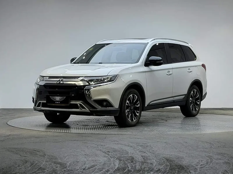 Mitsubishi Outlander — фото 1