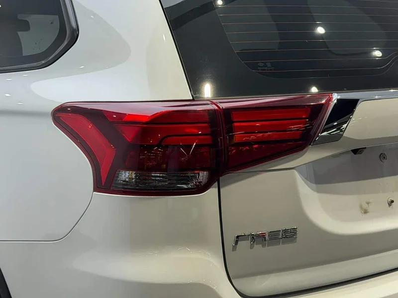 Mitsubishi Outlander — фото 11