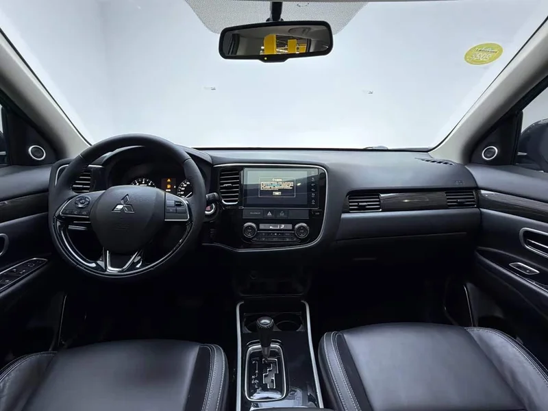 Mitsubishi Outlander — фото 15