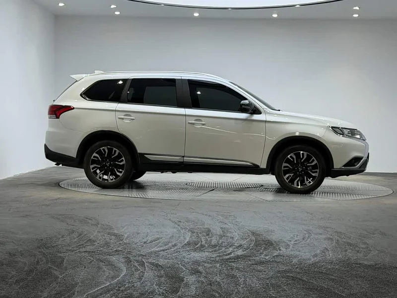 Mitsubishi Outlander — фото 3