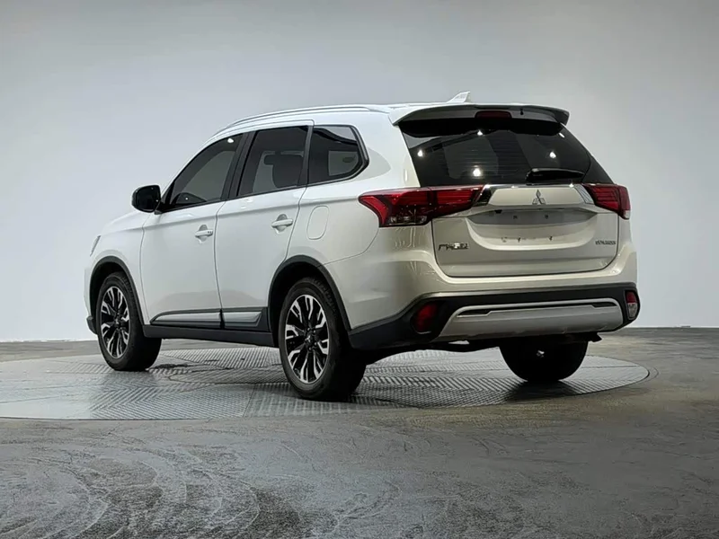 Mitsubishi Outlander — фото 5