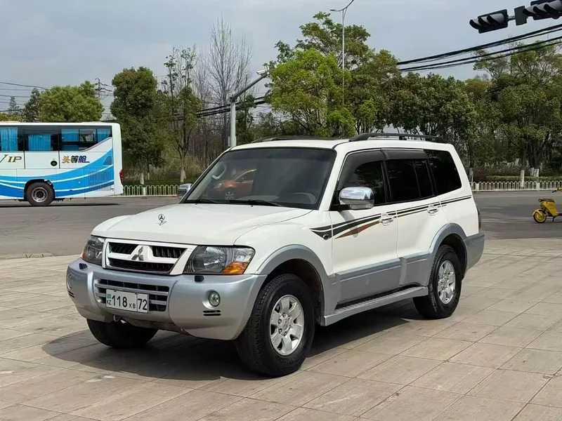 Mitsubishi Pajero (Imported) — фото 1