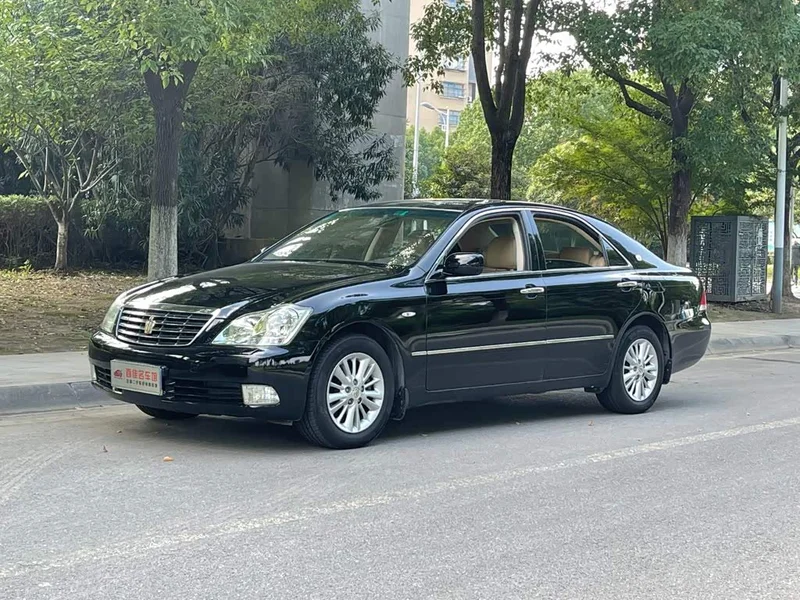 Toyota Crown — фото 1