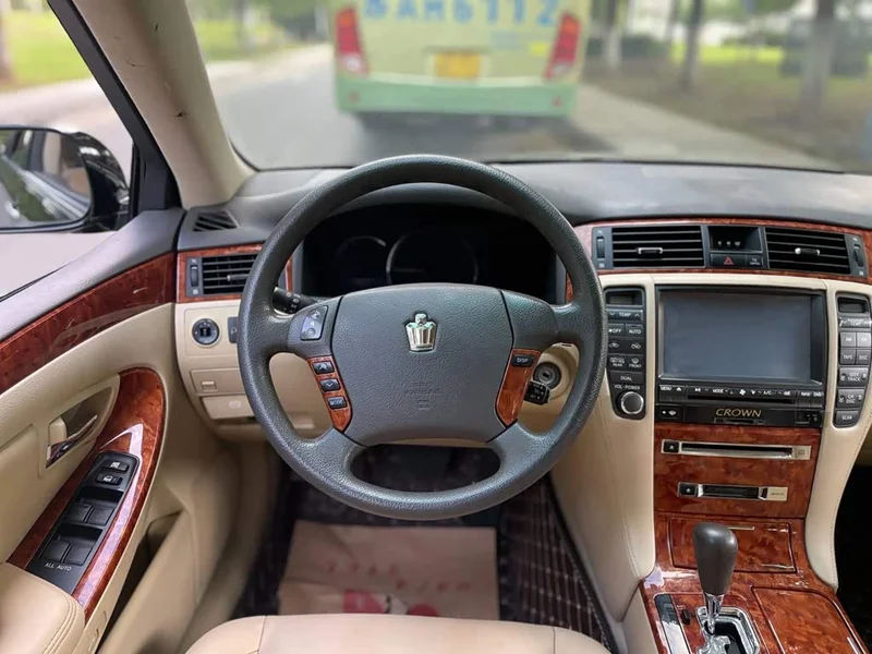 Toyota Crown — фото 18