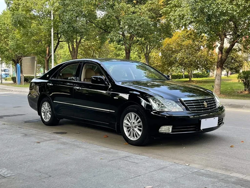 Toyota Crown — фото 4