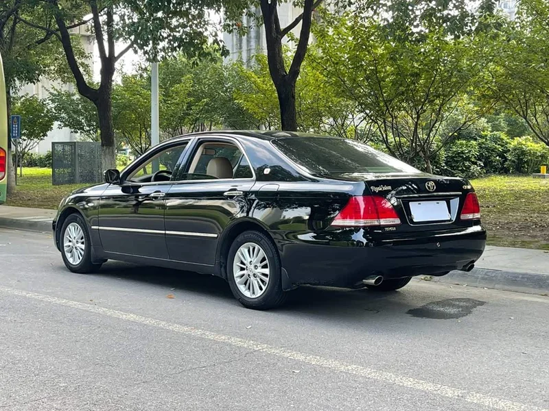 Toyota Crown — фото 6