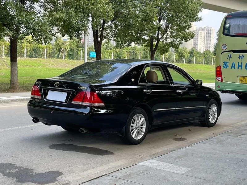 Toyota Crown — фото 9