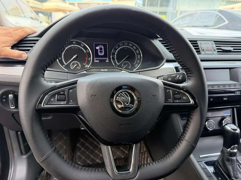Skoda Superb — фото 8