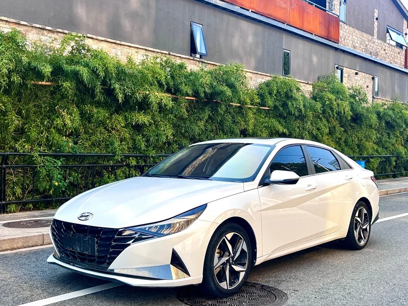 Hyundai Elantra — фото 1